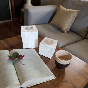 Grand bougeoir blanc déco relief