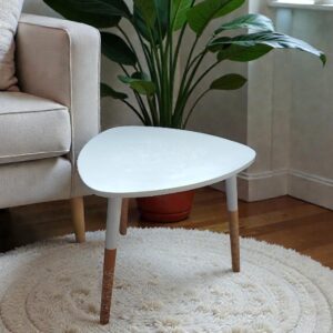 Table basse "triangle" relookée l'atelier de Virgule rénovation meubles bois décoration